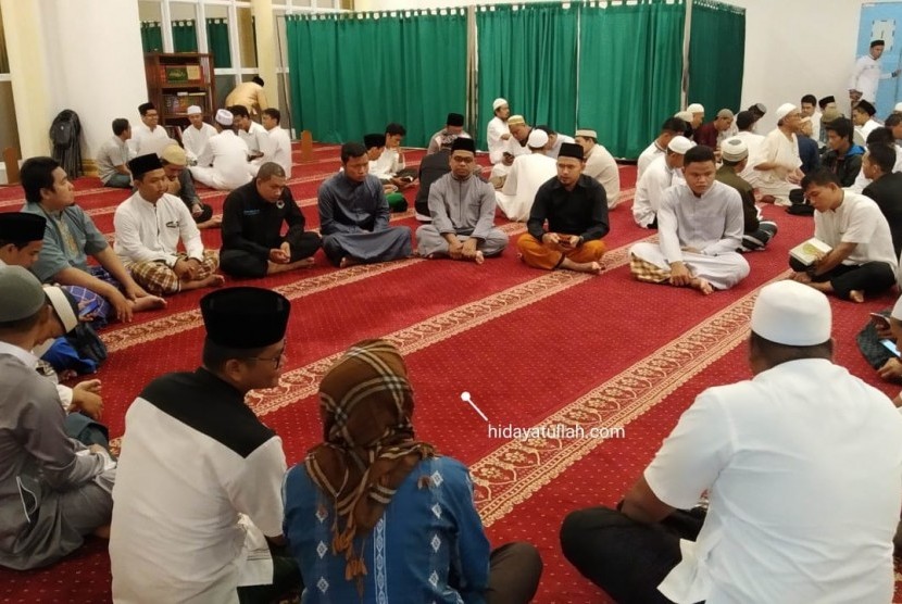 Para peserta Munas Syabab Hidayatullah VII menggelar halaqah Alquran seusai shalat Shubuh berjamaah.