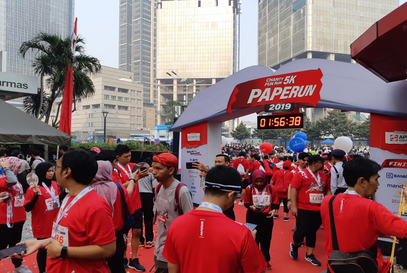 Para peserta PAPERUN 2019, ajang lari dengan misi meningkatkan literasi di tanah air, Ahad (23/6), di Thamrin, Jakarta. 