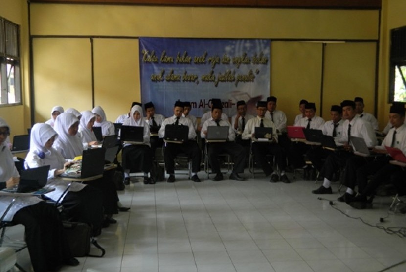 Para peserta Pendidikan Kader Ulama (PKU ) Kabupaten Bogor tengah serius mengikuti kegiatan