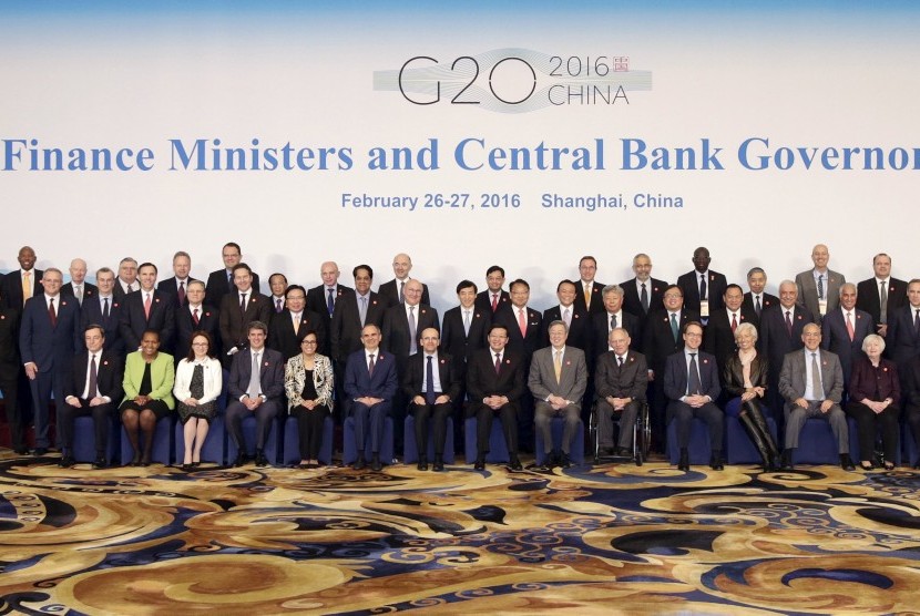Para peserta pertemua G-20 berpose sebelum pertemuan Menteri Keuangan dan Kepala Bank Sentral di Shanghai, Cina, (27/2).