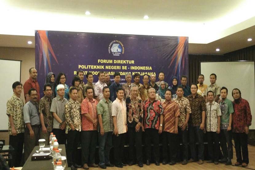 Para peserta pertemuan Badan Koordinasi Kerja Sama Politeknik Negeri se-Indonesia berfoto bersama. Kegiatan tersebut digelar di Bandung, Jawa Barat, 28 April sampai dengan 1 Mei 2016.