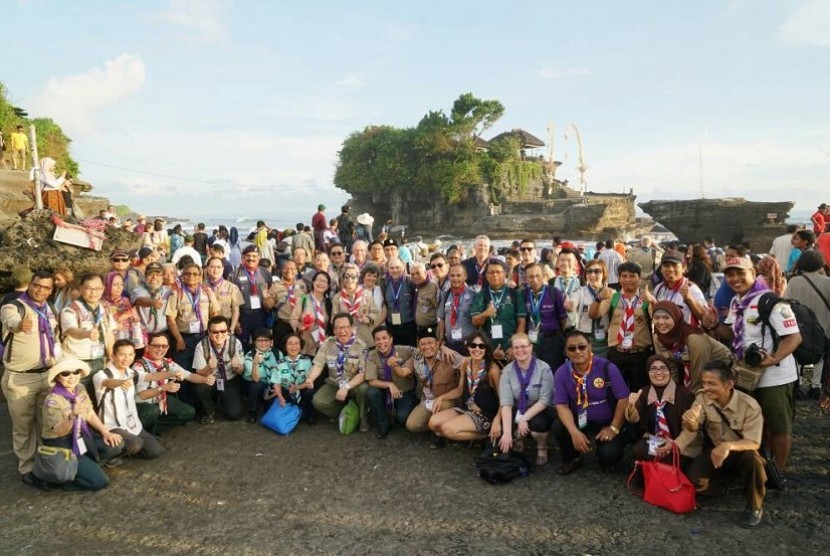 Para peserta pertemuan Pimpinan Pramuka se-Asia Pasifik ke-9 foto bersama di Tanah Lot