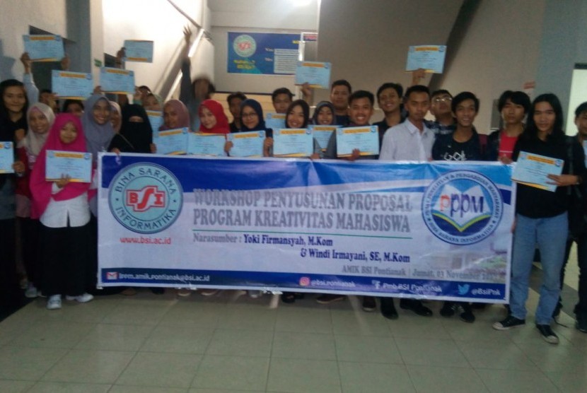 Para peserta Program Kreativitas Mahasiswa (PKM) AMIK BSI Pontianak.