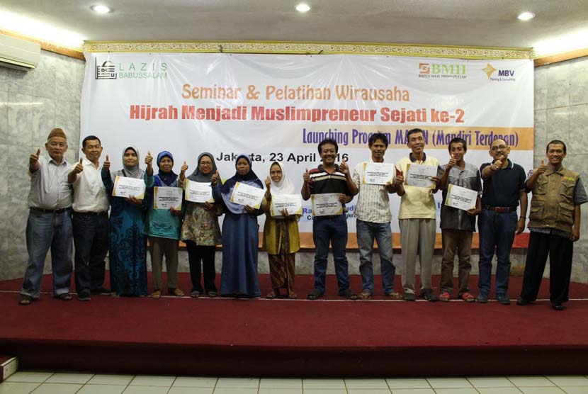 Para peserta program MAPAN menerima bantuan modal usaha dari BMH di Jakarta, Sabtu (23/4).