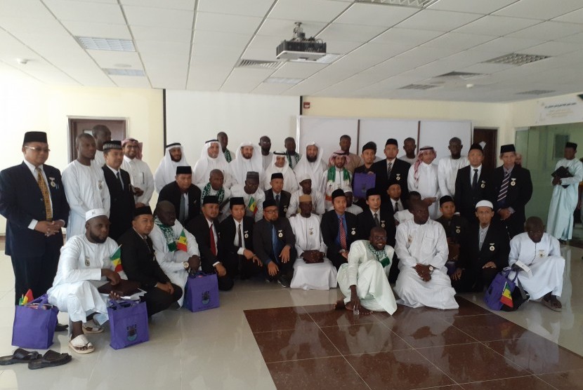 Para peserta program pelatihan peningkatan bahasa Arab di Universitas Umm Al Qura berfoto dengan dekan Fakultas Bahasa Arab Universitas Umm Al Qura, Syekh Dr Hasan bin Abdul Hamid Bukhari, Ahad (21/7). 