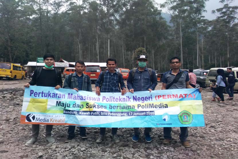 Para peserta program pertukaran mahasiswa Politeknik Negeri Indonesia (Permata) mengunjungi Kawah Putih, Bandung, Ahad (17/1).