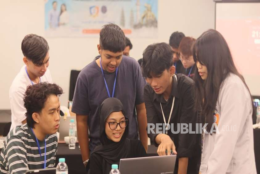 Para peserta program pertukaran pelajar internasional dan Fintech Immersion ini ditantang untuk memecahkan masalah nyata dari praktisi industri. 