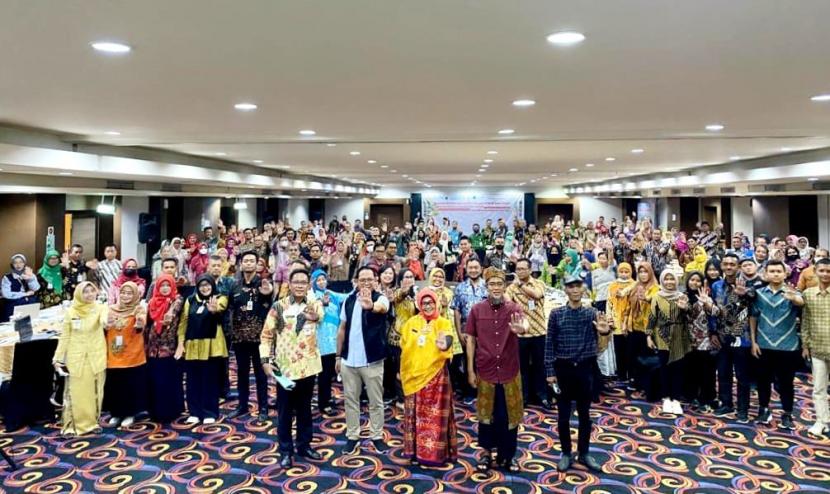 Para peserta Rapat Koordinasi Penyelengaaraan Perlindungan Anak se-Provinsi Jawa Tengah, berfoto bersama di tenga rangkaian Kegiatan acara, kamis (26/1/2023).