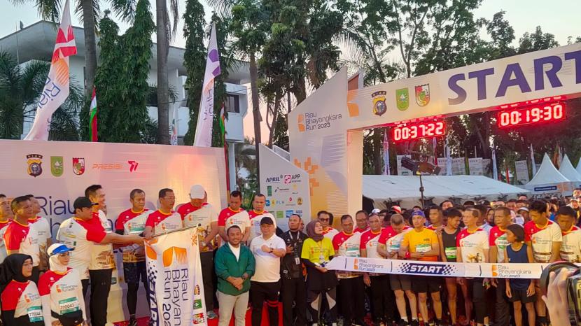 Para peserta Riau Bhayangkara Run 2023 bersiap memulai lari. 