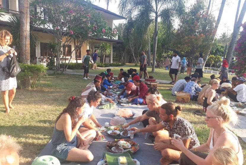 Para peserta Sail Moyo Tambora mengikuti tradisi Begibung (makan bersama) bersama warga terdampak gempa di Desa Medana, Kecamatan Tanjung, Kabupaten Lombok Utara, NTB, Senin (17/9).