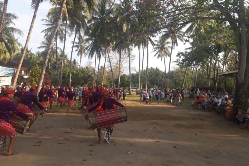 Para peserta Sail Moyo Tambora mengikuti tradisi Begibung (makan bersama) bersama warga terdampak gempa di Desa Medana, Kecamatan Tanjung, Kabupaten Lombok Utara, NTB, Senin (17/9).