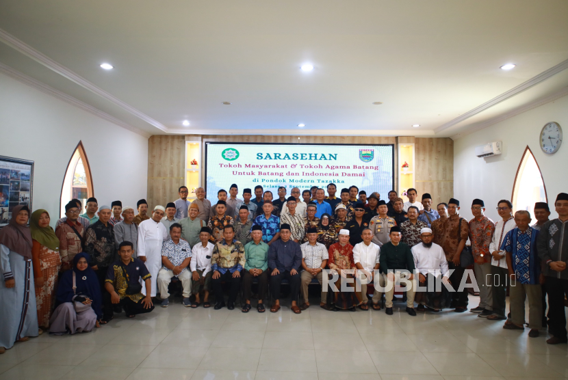 Para peserta sarasehan berkumpul di Pesantren Tazakka, Bandar, Batang, Jawa Tengah.