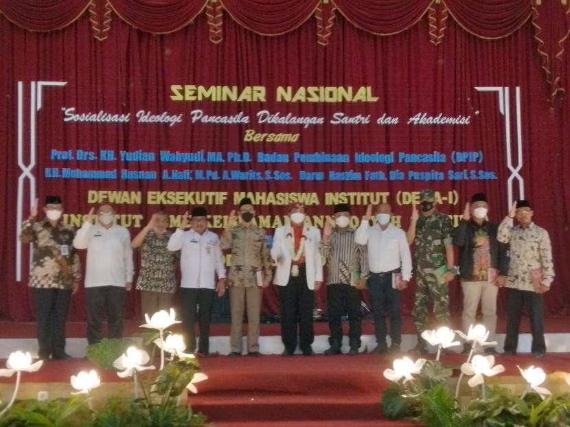 Para peserta seminar nasional bertajuk Sosialisasi Ideologi Pancasila di Kalangan Santri dan Akademisi Institut Ilmu Keislaman Annuqayah, Kabupaten Sumenep, Senin (28/3/2022).