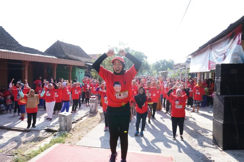 Para peserta senam sehat di Kendal, Jawa Tengah. 