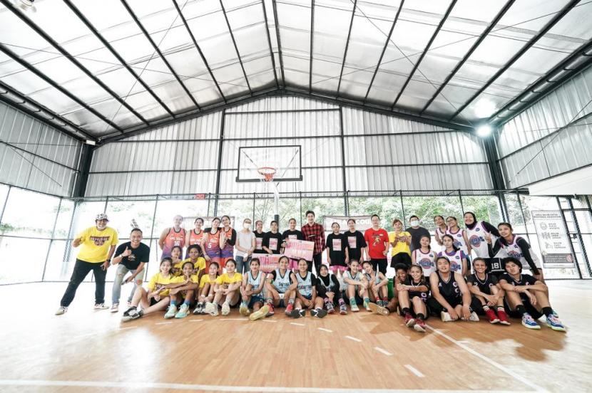 Para peserta serta panitia pelaksana GoBasket Women Pickup Games, Sabtu (27/11).