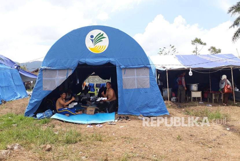 Para peserta Tagana mengikuti Jambore dan bakti sosial Tagana. Mereka bermalam dan tinggal di tenda, di Kota Tomohon, Sulawesi Utara (Sulut), Rabu (25/10).