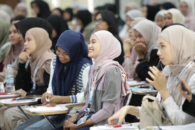Para peserta tampak antusias mengikuti jalannya pelatihan untuk umum yang bertajuk X Fashion Explore Your Passion in Fashion di Universitas Syiah Kuala (USK), Kopelma Darussalam, Banda Aceh. 