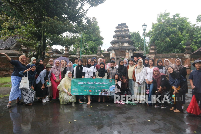 Para peserta Telusur Rasa Kotagede berfoto bersama di sekitar lokasi Between Two Gates Kotagede, Yogyakarta, Sabtu (8/3/2025). Telusur Rasa Kotagede adalah event pembuka rangkaian acara Gelora Rasa 2025 yang digelar Dje Djak Rasa berkolaborasi dengan Republika.