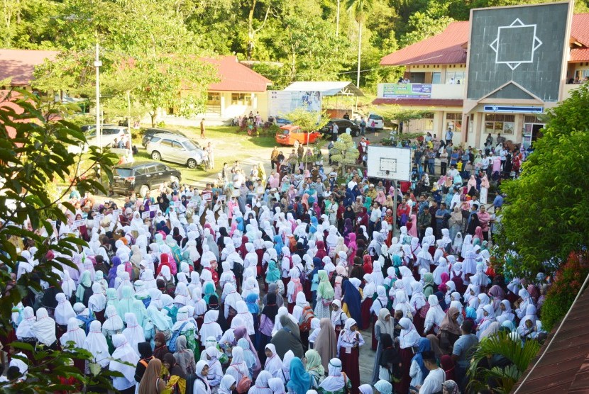 Para peserta tes masuk SMP Ar Risalah Padang.