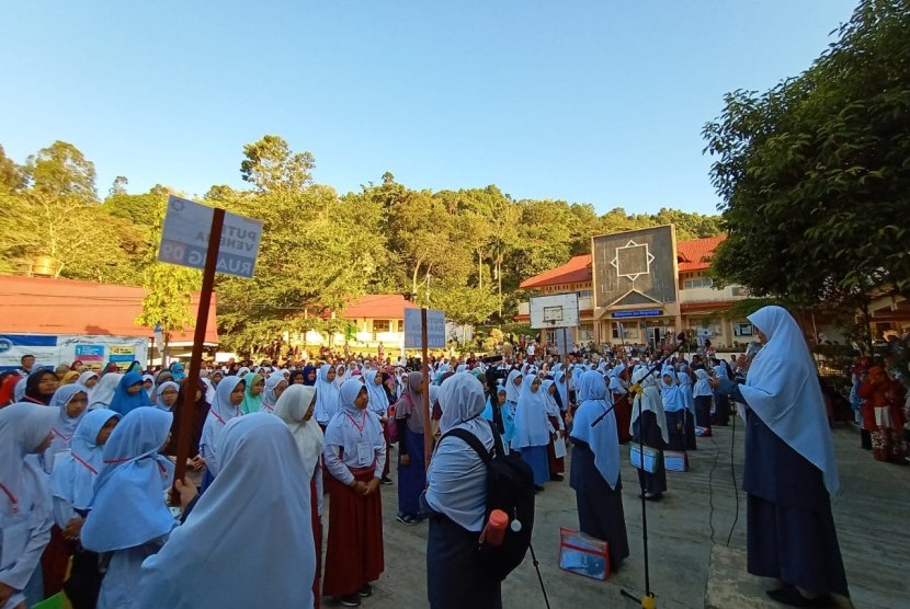 Para peserta tes masuk SMP Ar Risalah Padang bersiap untuk mengikuti tes.