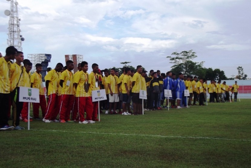 Para Peserta Tim Sepakbola PPLP saat pembukaan Kejurnas Sepakbola Antar PPLP/PPLD 2015 di Stadion Depati Amir, Pangkal Pinang, Bangka Belitung, Selasa (26/5).