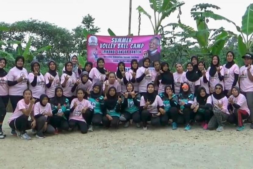 Para peserta turnamen Bola Voli di Lapangan Tarisi, Kec. Panongan, Kabupaten Tangerang, Banten. 