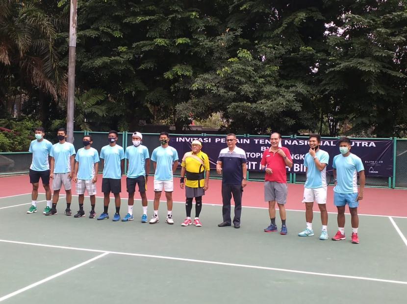 Para peserta turnamen invitasi tenis putra Langit Masih Biru berfoto bersama. Turnamen ini digagas petenis putra Christopher Rungkat.