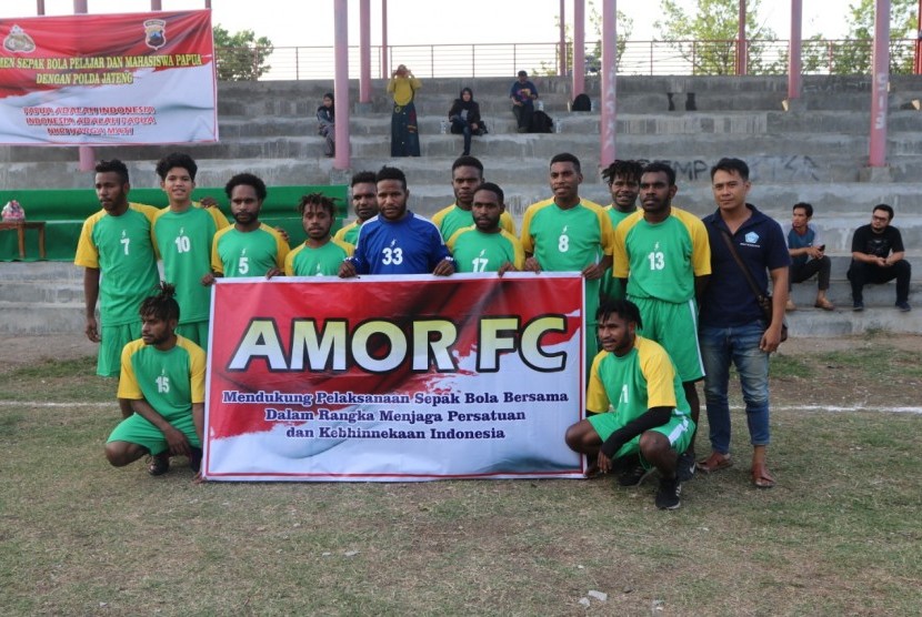 Para peserta turnamen Piala Kapolda Jawa Tengah sebelum berlaga. Kepolisian Daerah (Polda) Jawa Tengah menggelar turnamen sepak bola Piala Kapolda Jawa Tengah bagi para pelajar dan mahasiswa asal Papua, yang ada di Kota Semarang.