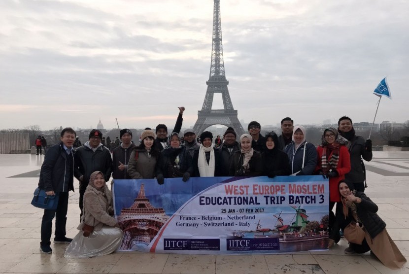 Para peserta West Europe Moslem Educational Trip (WEMET) batch 3 berfoto bersama dengan latar belakang Menara Eiffel, Paris, Perancis.