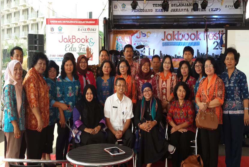 Para peserta workshop membaca dari Palangkaraya dan Pamekasan berfoto bersama di ajang Jakbook  Ikapi DKI Senayan Jakarta, Rabu (29/7).