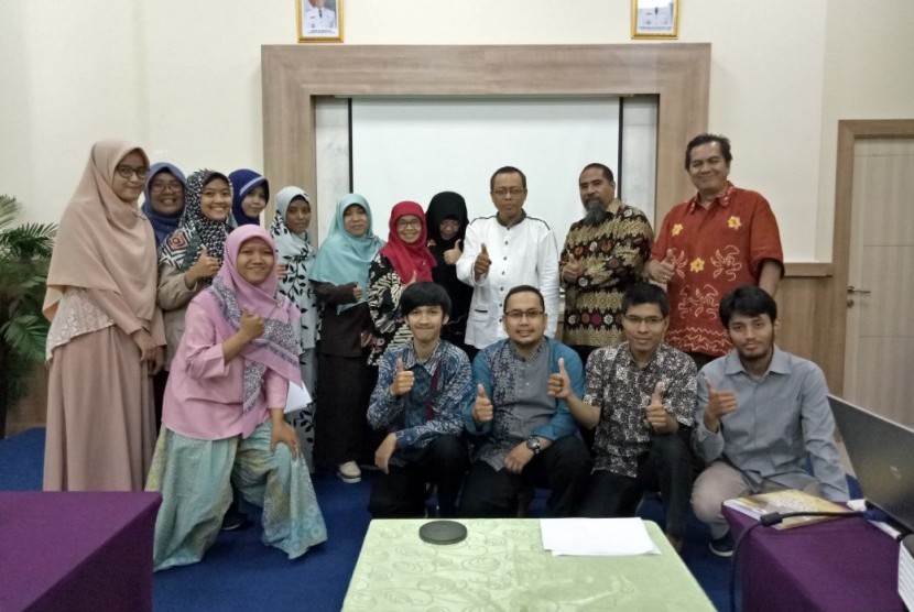 para peserta Workshop Menulis Cerpen serius mendengarkan uraian dari cerpenis, novelis dan redaktur senior Harian Republika, Irwan Kelana.