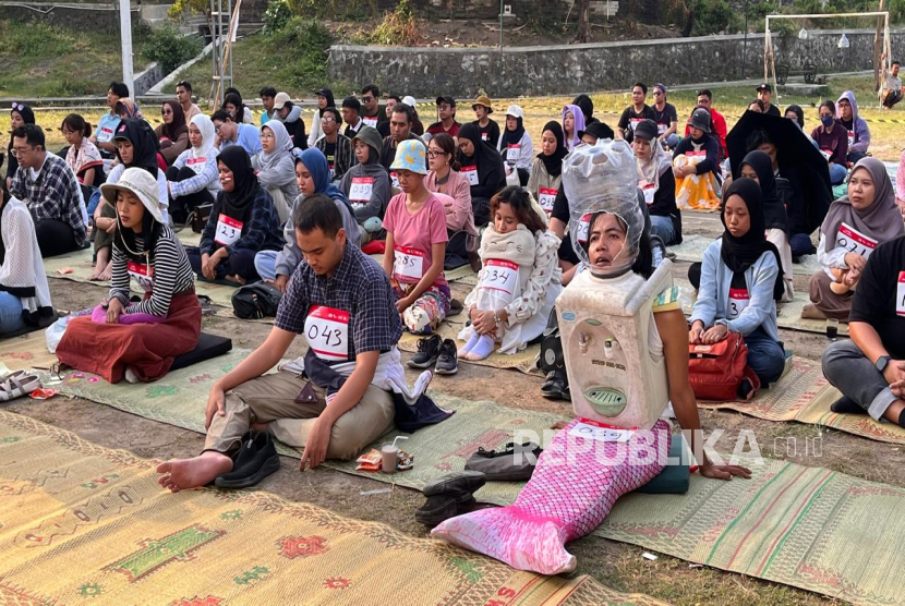 Para peserta yang mengikuti lomba melamun di Kotagede, Yogyakarta, Senin (18/8/2025). 