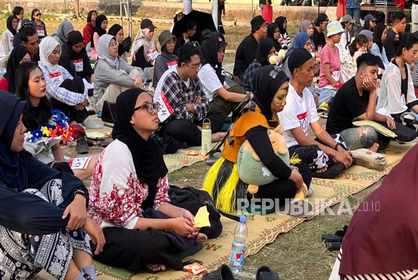 Para peserta yang mengikuti lomba melamun di Kotagede, Yogyakarta, Senin (18/8/2025). 