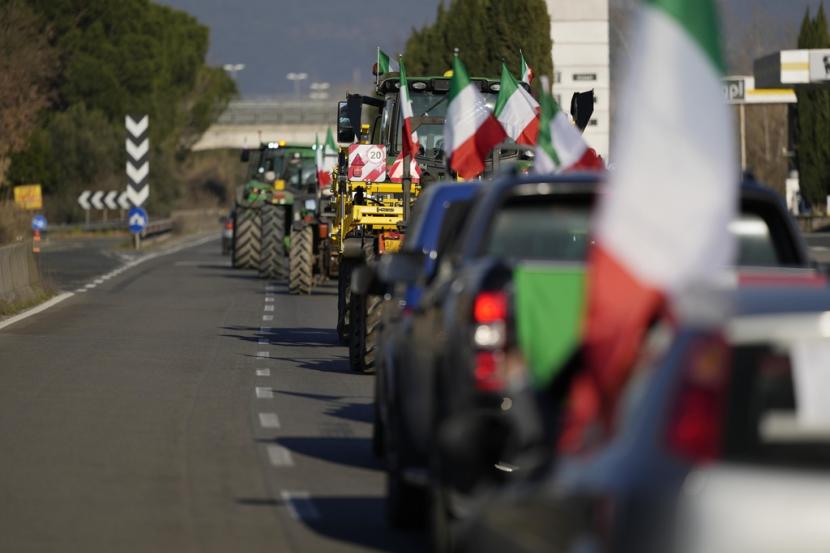 Para petani berbaris dengan traktor mereka di jalan berkecepatan tinggi di Orte, Italia, Rabu, 31 Januari 2024. Para petani telah melakukan protes di berbagai wilayah Italia dan Eropa terhadap kebijakan pertanian Uni Eropa.