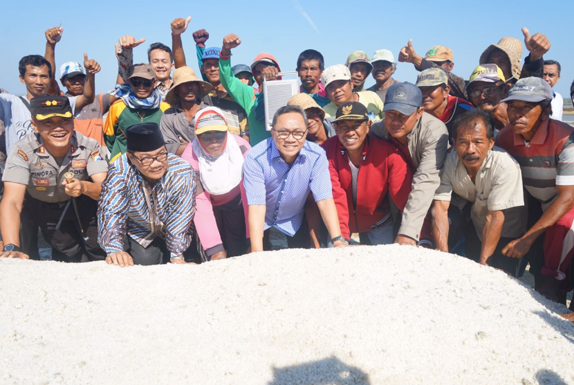 Para petani berpose bersama Ketua MPR RI usai curhat mengenai harga garam.