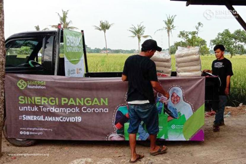 Para petani dari tiga wilayah Garut, Tasikmalaya, dan Subang menyiapkan 250 ton stok pangan (beras) tetap tersedia, agar hidup masyarakat sehari-hari dapat terus berlanjut.