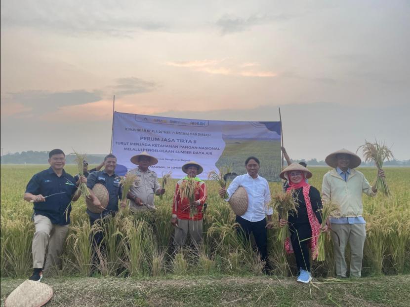 Para petani di Desa Pasir Jengkol, Kecamatan Majalaya, Kabupaten Karawang, panen raya