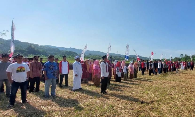 Para petani yang tergabung dalam Forum Petani Rawa Pening Bersatu menggelar upacara bendera HUT kemerdekaan RI di lokasi tugu batas sempadan Rawapening, Dusun Kelurahan, Desa/ Kecamatan Tuntang, Kabupaten Semarang, Rabu (17/8).