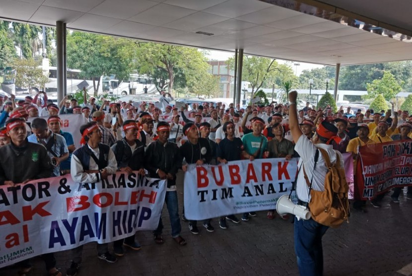 Para peternak ayam melakukan unjuk rasa di Kementerian Pertanian (Kementan), Jakarta, Kamis (26/9). Demonstrasi dilakukan guna menuntut stabilitas harga ayam peternak. Diketahui, harga ayam peternak saat ini anjlok di level Rp 8.000 per kg.