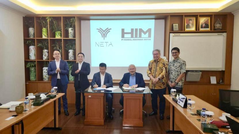 Para petinggi dari PT NETA Auto Indonesia dan PT Handal Indonesia Motor (HIM) berfoto bersama usai mendatangani kerja sama kedua perusahaan akhir Juli 2023. NETA menunjuk PT HIM sebagai mitranya di Indonesia.