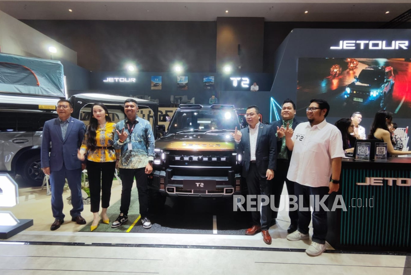 Para Petinggi Jetour Sales Indonesia bersama Julian Johan alias Jejelogy (ketiga kiri) berpose di depan booth Jetour di IIMS 2026, JIEXpo Kemayoran, Jakarta.