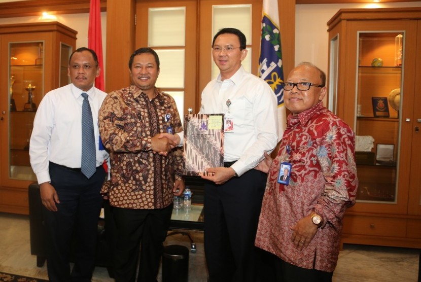 Para petinggi PT Taspen bersama Gubernur DKI Jakarta Basuki Tjahaja Purnama.