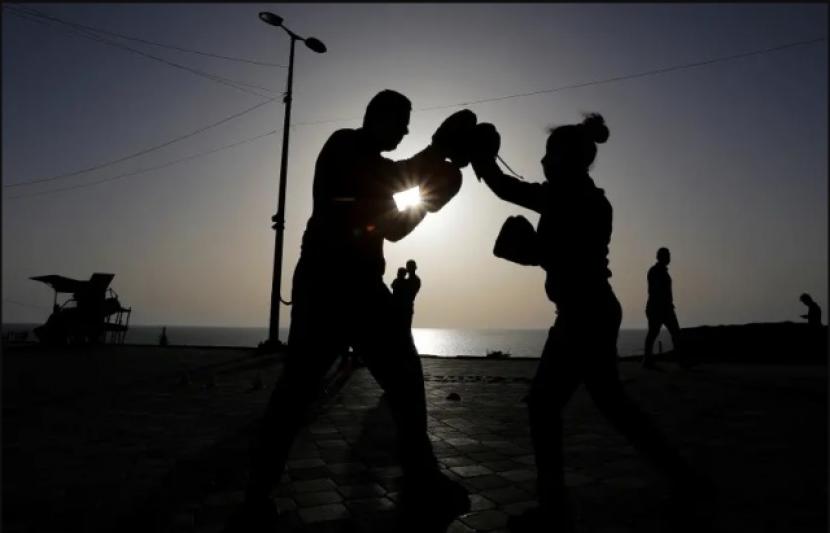 Para petinju wanita muda asal Gaza tetap berlatih meski puasa dan pandemi Covid-19.