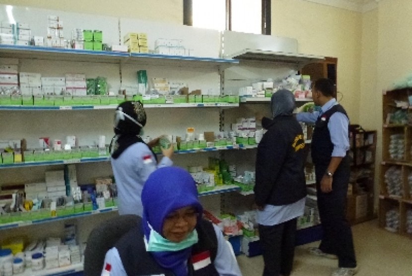Para petugas dari Balai Pengobatan Haji Indonesia (BPHI) Madinah sedang mengecek ketersediiaan obat, Selasa (25/9). 