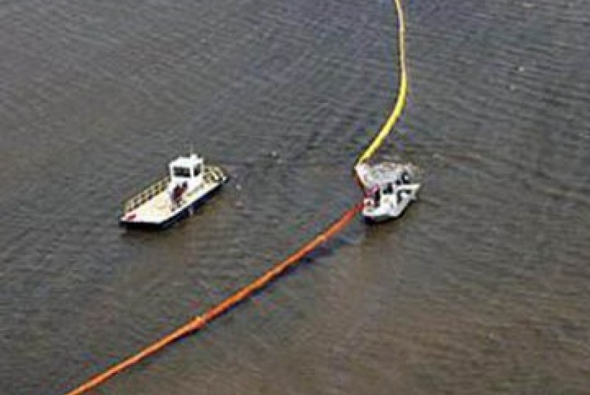 Dua pemancing yang perahunya tenggelam selama akhir pekan di Teluk Meksiko berpegangan pada pelampung buatan dan melawan hiu. 