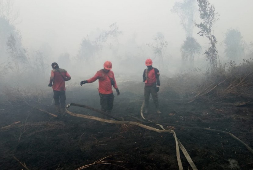Karhutla di Riau akan Dipadamkan dengan Helikopter. Para petugas gabungan pemadaman titik api karhutla di Riau