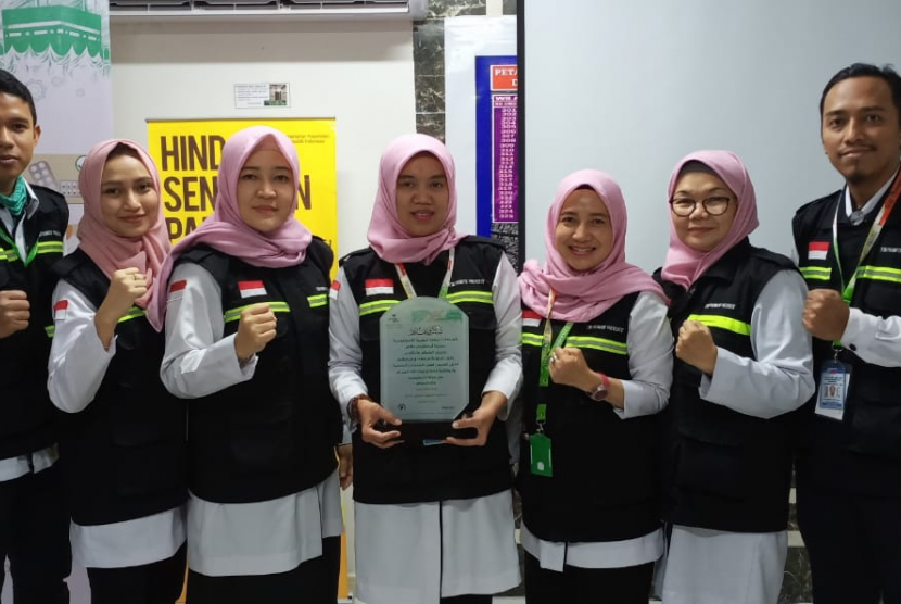 Para petugas haji Indonesia menunjukkan plakat penghargaan yang diterima dari Kemenkes Arab Saudi di KKHI Madinah, Ahad (28/7)