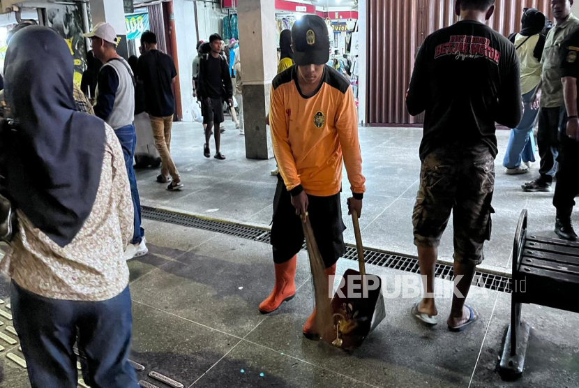 Para petugas kebersihan di kawasan Malioboro.