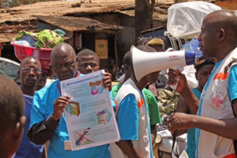 Para petugas kesehatan mengajarkan warga tentang virus Ebola dan bagaimana mencegah infeksi, di Conakry, Guinea. 