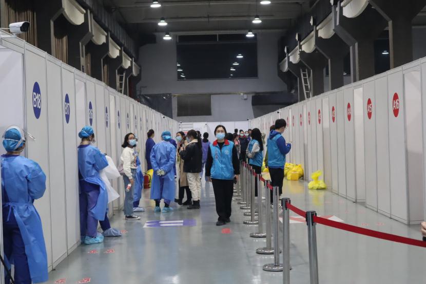 China Suntikkan 100 Juta Dosis Vaksin Covid-19. Para petugas medis bersiap menyambut kedatangan warga negara asing (WNA) yang hendak disuntik vaksin COVID-19 dosis pertama di bilik-bilik semipermanen yang didirikan di areal Museum Chaoyang Park, Beijing, China, Selasa (23/3/2021). Sedikitnya 160 jurnalis asing yang bertugas di Beijing dan ratusan diplomat mendapatkan suntikan vaksin buatan Sinopharm dalam program vaksinasi massal khusus untuk warga negara asing.